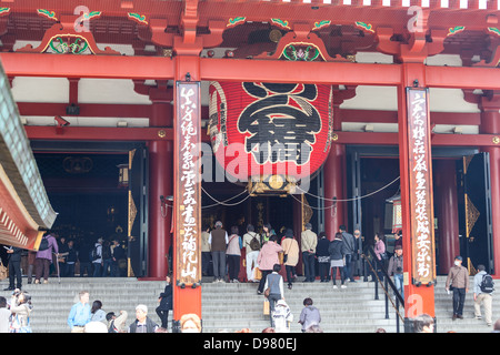 Vue avant de l'escalier principal de l'Kannondo salle principale avec grande lanterne de papier rouge. Temple Sensoji, Asakusa, Tokyo, Japon Banque D'Images