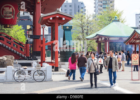 Vue latérale du grand escalier de la salle principale avec Kannondo grande lanterne de papier rouge. Temple Sensoji, Asakusa, Tokyo, Japon Banque D'Images