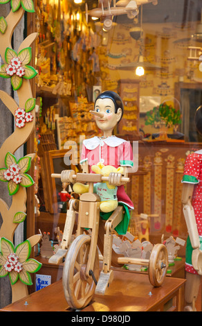 Pinocchio sur l'écran, une boutique de souvenirs à Florence, Toscane, Italie Banque D'Images