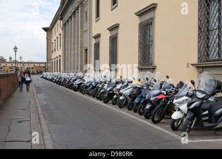 Longue rangée de scooters, Florence, Toscane, Italie Banque D'Images