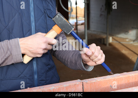 Artisan travaillant avec un marteau Banque D'Images