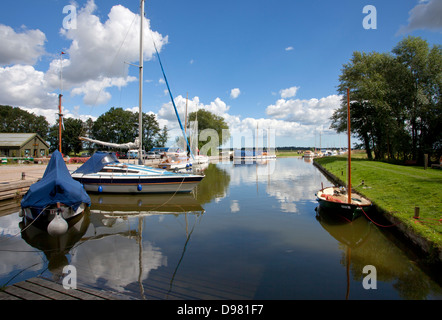 Upton digue sur un jour d'été sur les Norfolk Broads Banque D'Images