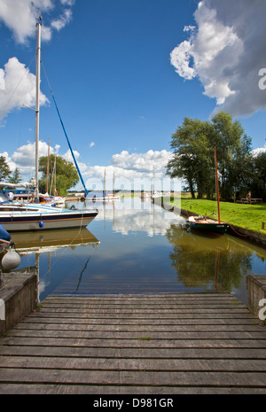 Upton digue sur un jour d'été sur les Norfolk Broads Banque D'Images