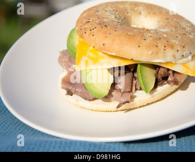 Rôti de bœuf et d'avocat sandwich Bagel Banque D'Images