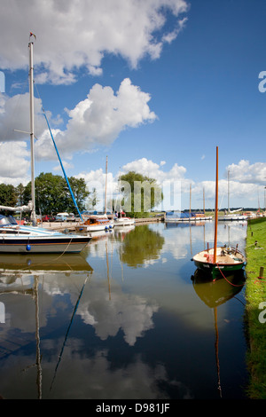 Upton digue sur un jour d'été sur les Norfolk Broads Banque D'Images