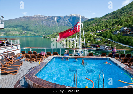 Les passagers à l'aide de la piscine à bord du paquebot de croisière amarré à l'Azura tandis que Olden, Norvège Banque D'Images