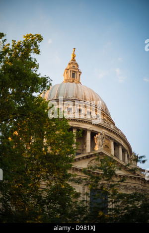 Cathédrale Saint-Paul Dôme Londres Angleterre // le soleil de fin d'après-midi attrape le dôme de la cathédrale Saint-Paul, l'un des monuments les plus distinctifs de Londres. Il y a une église sur ce site depuis 604 AD. Le bâtiment actuel, avec son dôme massif, a été conçu par Christopher Wren et date de la fin du XVIIe siècle. Banque D'Images