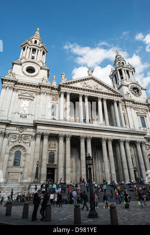 St Paul's Cathedral Front Steps Londres Angleterre // LONDRES, Angleterre — la cathédrale St Paul, l'un des monuments les plus distinctifs de Londres, occupe une place importante dans la City de Londres avec des touristes rassemblés sur ses marches. La cathédrale anglicane, conçue par Sir Christopher Wren à la suite du grand incendie de Londres, a été construite entre 1675 et 1710. Son dôme emblématique, s'élevant à 365 pieds au-dessus de la ville, reste l'un des plus hauts au monde. La cathédrale actuelle est la cinquième à occuper ce site depuis 604 après JC, lorsque la première église a été établie à l'époque saxonne. St Paul a servi de settin Banque D'Images
