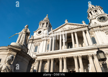 Statue de la reine Victoria Cathédrale Saint-Paul Londres Angleterre // LONDRES, Angleterre — Une statue de la reine Victoria se dresse bien en vue devant la cathédrale Saint-Paul, représentant le monarque en tenue royale complète avec ses regalia impériaux. Créée par le sculpteur Thomas Brock et dévoilée en 1886 pour commémorer le jubilé d'or de la reine, la statue montre Victoria tenant un sceptre doré et un orbe souverain, symboles traditionnels de l'autorité royale. Le monument présente quatre figures allégoriques à sa base représentant la Justice, la vérité, la maternité et la paix, des vertus associées aux idéaux victoriens. St Paul CA Banque D'Images