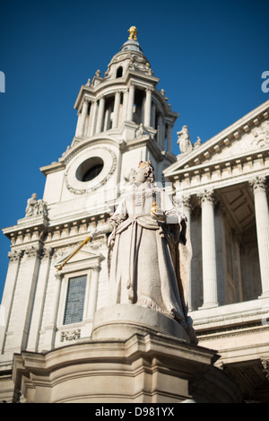 Statue de la reine Victoria Cathédrale Saint-Paul Londres Angleterre // LONDRES, Angleterre — Une statue historique de la reine Victoria se dresse dans la cour avant de la cathédrale Saint-Paul, l'un des monuments les plus distinctifs de Londres. Sculpté par Thomas Brock et dévoilé en 1886 pour commémorer le jubilé d'or de la reine, le monument représente Victoria en tenue royale, tenant un sceptre doré et un orbe qui symbolisent son autorité souveraine. La statue se dresse sur un piédestal de granit entouré de quatre figures allégoriques représentant la Justice, la vérité, la maternité et la paix, vertus associées aux idéaux victoriens. Th Banque D'Images