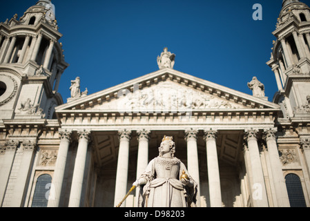 Statue de la reine Victoria Cathédrale Saint-Paul Londres // LONDRES, Royaume-Uni — la statue de la reine Victoria se dresse bien en vue devant la cathédrale Saint-Paul, l'un des monuments les plus distinctifs de Londres. Sculpté par Thomas Brock et dévoilé en 1886 pour marquer le jubilé d'or de la reine, le monument représente Victoria en tenue royale, portant ses robes impériales et sa couronne de diamant. Elle tient un sceptre doré dans sa main droite et un orbe souverain dans sa main gauche, symboles traditionnels de l'autorité royale. La statue est positionnée sur un piédestal de granit entouré de quatre figures allégoriques représentant Banque D'Images