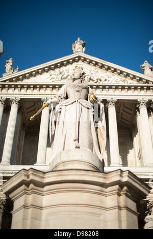 Statue de la reine Victoria Cathédrale Saint-Paul Londres Angleterre // LONDRES, Angleterre — la statue de la reine Victoria se dresse bien en vue devant la cathédrale Saint-Paul, créée par le sculpteur Thomas Brock et dévoilée en 1886 pour commémorer le jubilé d'or du monarque. La statue de bronze représente Victoria dans ses robes impériales portant la petite couronne de diamant de son règne ultérieur, tout en tenant les traditionnels regalia royaux - un sceptre doré dans sa main droite et l'orbe du souverain dans sa gauche, symbolisant son autorité à la fois en tant que reine du Royaume-Uni et impératrice de l'Inde. Le monument repose sur un pède de granit Banque D'Images