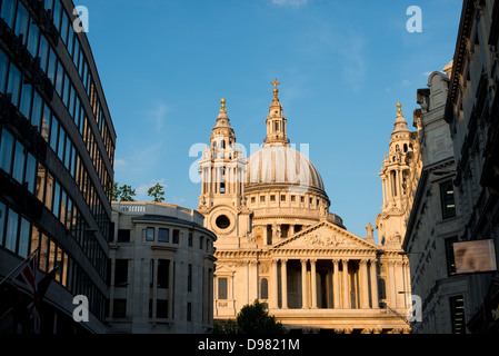 Dôme de la cathédrale Saint-Paul Londres Angleterre // LONDRES, Angleterre — le dôme de la cathédrale Saint-Paul est illuminé par une lumière dorée en fin d'après-midi, soulignant l'un des monuments architecturaux les plus distinctifs de Londres. La cathédrale actuelle, conçue par Sir Christopher Wren à la suite du grand incendie de Londres, a été construite entre 1675 et 1710, avec son emblématique dôme de 365 pieds qui a dominé l'horizon londonien pendant des siècles. Un lieu de culte existe sur ce site depuis 604 après JC, avec la structure actuelle représentant la cinquième cathédrale à occuper l'emplacement. St Paul a servi de sett Banque D'Images