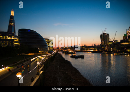 Horizon de Londres depuis Tower Bridge Londres Angleterre // L'horizon de Londres au crépuscule, vu depuis Tower Bridge. Queen's Walk est à gauche, avec le demi-dôme de l'hôtel de ville de Londres et le Shard debout à l'extrême gauche. Banque D'Images
