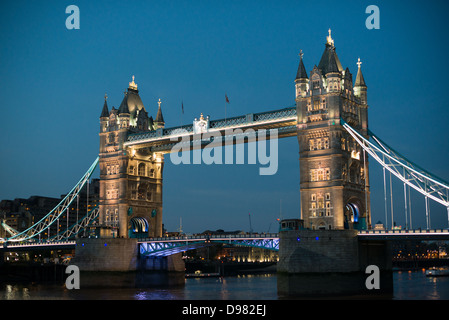 LONDRES, Royaume-Uni — le célèbre Tower Bridge de Londres au crépuscule. Construit à la fin des années 1800, le Tower Bridge orné est l'un des monuments emblématiques de Londres. Elle tire son nom de la tour de Londres, située à proximité, sur la rive nord de la Tamise. Banque D'Images