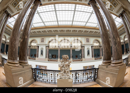 BRUXELLES, Belgique — Une vue latérale de la salle principale des musées royaux des Beaux-Arts de Belgique (en français, musées royaux des Beaux-Arts de Belgique), l'un des musées les plus célèbres de Belgique. Le complexe se compose de plusieurs musées, dont le Musée d'Art ancien (XV - XVII siècle), le Musée d'Art moderne (XIX ­ XX siècle), le Musée Wiertz, le Musée Meunier et le Musée Magritte. Banque D'Images