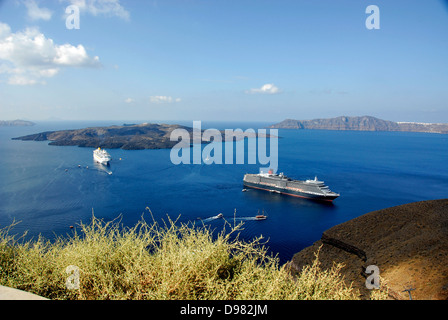 La vue sur la mer caldera volcanique rempli lagune de la falaise ville de Fira sur l'île de Santorin dans la mer Égée, Grèce Banque D'Images