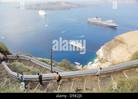 Chemin de la mer à la falaise ville de Fira sur l'île de Santorin dans la mer Égée, Grèce Banque D'Images