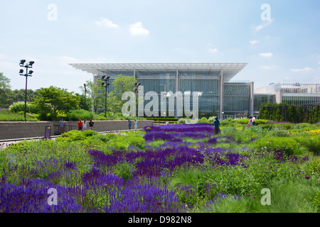 Lurie Jardins, Parc du millénaire avec l'aile moderne de l'Art Institute en arrière-plan Banque D'Images