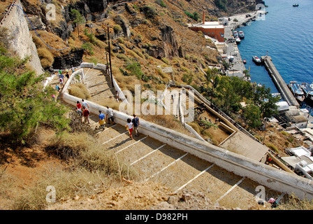 Chemin de la mer à la falaise ville de Fira sur l'île de Santorin dans la mer Égée, Grèce Banque D'Images