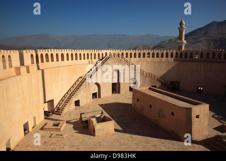 Cannon plate-forme dans le fort Nizwa. Nizwa est le centre de la Granny's niches de Heartland. La ville se trouve l'oasis avec le sud e Banque D'Images