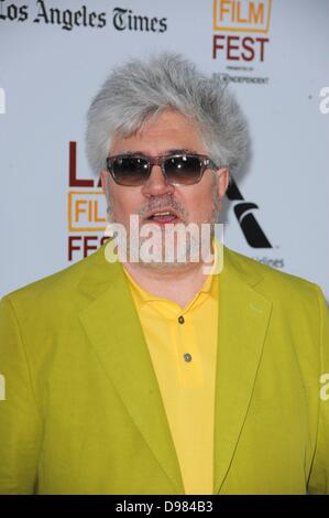 Los Angeles, CA. 13 Juin, 2013. Pedro Almodovar aux arrivées pour Je suis tellement excité à la première soirée d'ouverture LA FILM FEST présenté par film indépendant, Regal Cinemas L.A. Vivre, Los Angeles, CA, 13 juin 2013. Credit : Elizabeth Goodenough/Everett Collection/Alamy Live News Banque D'Images