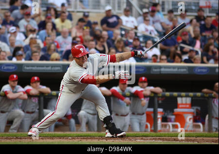 Minneapolis, MN, USA. 13 Juin, 2013. 13 juin 2013 : Philadelphia Phillies catcher Humberto Quintero (12) s'affiche pendant le match de la Ligue Majeure de Baseball entre les Twins du Minnesota et les Phillies de Philadelphie au champ cible à Minneapolis, Minnesota Minnesota défait Philadelphie 3 - 2. Credit : csm/Alamy Live News Banque D'Images