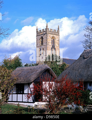 Chaumières avec la flèche d'église à l'arrière, Welford-sur-Avon, dans le Warwickshire, Angleterre, Royaume-Uni, Europe de l'Ouest. Banque D'Images