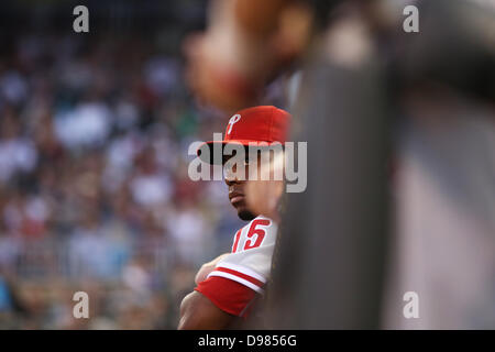 Minneapolis, MN, USA. 13 Juin, 2013. 13 juin 2013 : Philadelphia Phillies outfielder John Mayberry fils (15) s'affiche pendant le match de la Ligue Majeure de Baseball entre les Twins du Minnesota et les Phillies de Philadelphie au champ cible à Minneapolis, Minnesota Minnesota défait Philadelphie 3 - 2. Credit : csm/Alamy Live News Banque D'Images