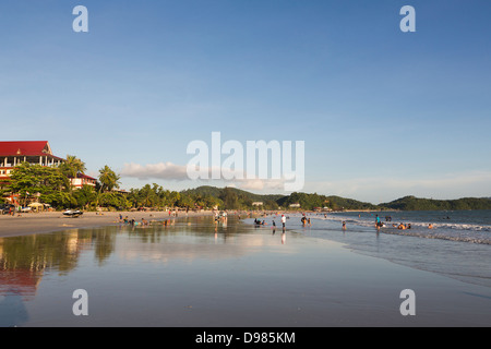 Pantai Cenang (Cenang Beach) dans l'île de Langkawi, Malaisie Banque D'Images