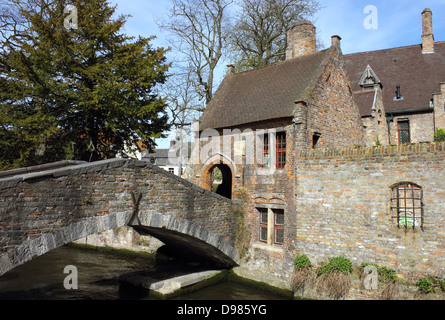 Endroit romantique dans la vieille ville de Bruges, un petit pont en pierre ancienne amant la traversée du canal. Banque D'Images