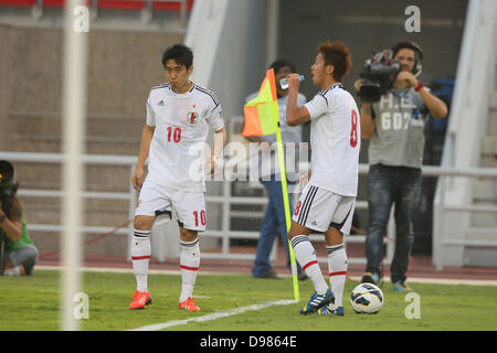 (L à R) Shinji Kagawa, Hiroshi Kiyotake (JPN), le 11 juin 2013 Football / Soccer - COUPE DU MONDE : Brésil 2014 Tour Final qualificatif asiatique Groupe B entre l'Iraq 0-1 Japon à Al-Arabi Stadium, Doha, Qatar. (Photo de YUTAKA/AFLO SPORT) Banque D'Images