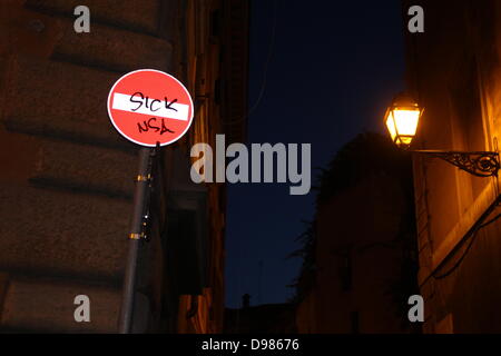 Rome, Italie. 13 juin 2013 NSA anti graffiti sur la signalisation routière à Rome Italie Crédit : Gari Wyn Williams/Alamy Live News Banque D'Images