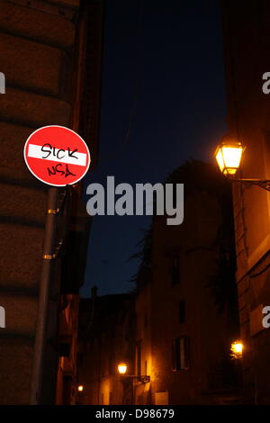 Rome, Italie. 13 juin 2013 NSA anti graffiti sur la signalisation routière à Rome Italie Crédit : Gari Wyn Williams/Alamy Live News Banque D'Images