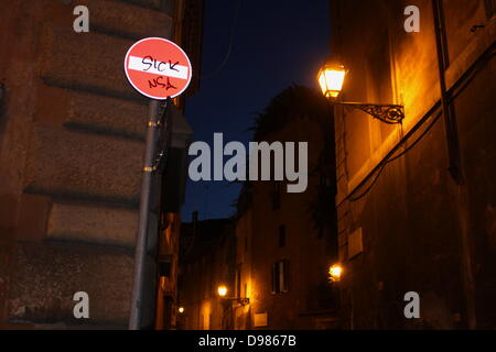 Rome, Italie. 13 juin 2013 NSA anti graffiti sur la signalisation routière à Rome Italie Crédit : Gari Wyn Williams/Alamy Live News Banque D'Images