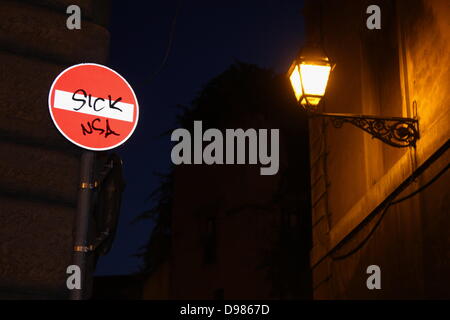 Rome, Italie. 13 juin 2013 NSA anti graffiti sur la signalisation routière à Rome Italie Crédit : Gari Wyn Williams/Alamy Live News Banque D'Images