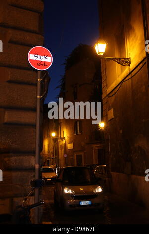 Rome, Italie. 13 juin 2013 NSA anti graffiti sur la signalisation routière à Rome Italie Crédit : Gari Wyn Williams/Alamy Live News Banque D'Images