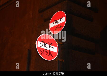 Rome, Italie. 13 juin 2013 NSA anti graffiti sur la signalisation routière à Rome Italie Crédit : Gari Wyn Williams/Alamy Live News Banque D'Images