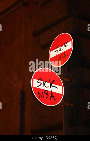 Rome, Italie. 13 juin 2013 NSA anti graffiti sur la signalisation routière à Rome Italie Crédit : Gari Wyn Williams/Alamy Live News Banque D'Images