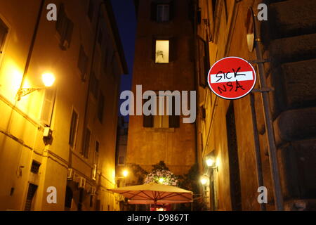 Rome, Italie. 13 juin 2013 NSA anti graffiti sur la signalisation routière à Rome Italie Crédit : Gari Wyn Williams/Alamy Live News Banque D'Images