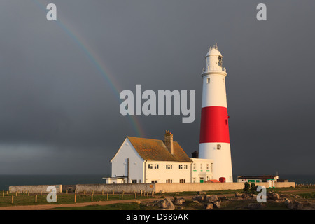 Un arc-en-ciel sur Portland Bill lighthouse dans le Dorset en Angleterre Banque D'Images