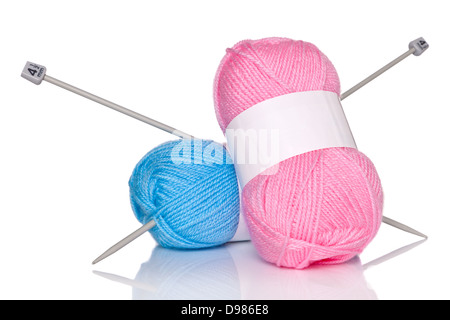 Balls of wool and knitting needles isolated on a white background. Banque D'Images