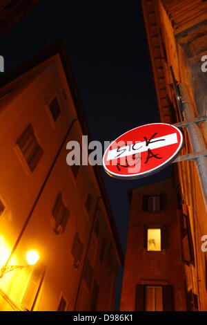 Rome, Italie. 13 juin 2013 NSA anti graffiti sur la signalisation routière à Rome Italie Crédit : Gari Wyn Williams/Alamy Live News Banque D'Images