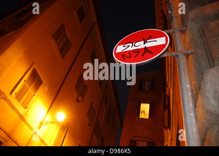 Rome, Italie. 13 juin 2013 NSA anti graffiti sur la signalisation routière à Rome Italie Crédit : Gari Wyn Williams/Alamy Live News Banque D'Images