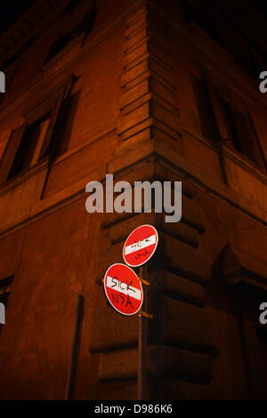 Rome, Italie. 13 juin 2013 NSA anti graffiti sur la signalisation routière à Rome Italie Crédit : Gari Wyn Williams/Alamy Live News Banque D'Images