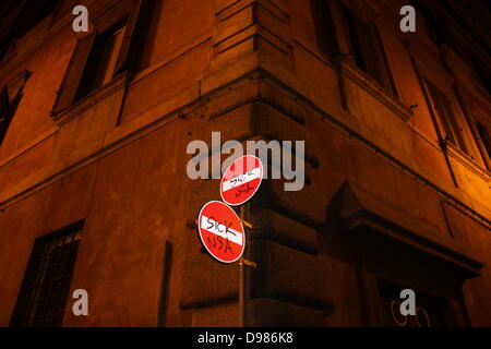 Rome, Italie. 13 juin 2013 NSA anti graffiti sur la signalisation routière à Rome Italie Crédit : Gari Wyn Williams/Alamy Live News Banque D'Images