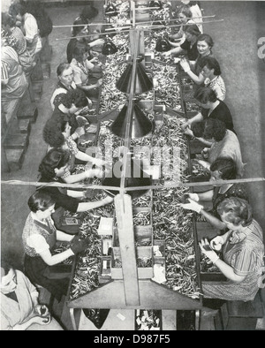 Les femmes allemandes travaillant dans une unité de production de guerre en Allemagne vers 1942. Banque D'Images