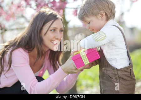 Jeune mère avec son fils à l'extérieur Banque D'Images