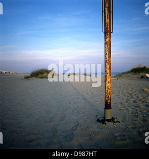 Métal post dans la plage. La France. L'Europe. Banque D'Images