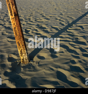 Métal post dans le sable. La France. L'Europe. Banque D'Images